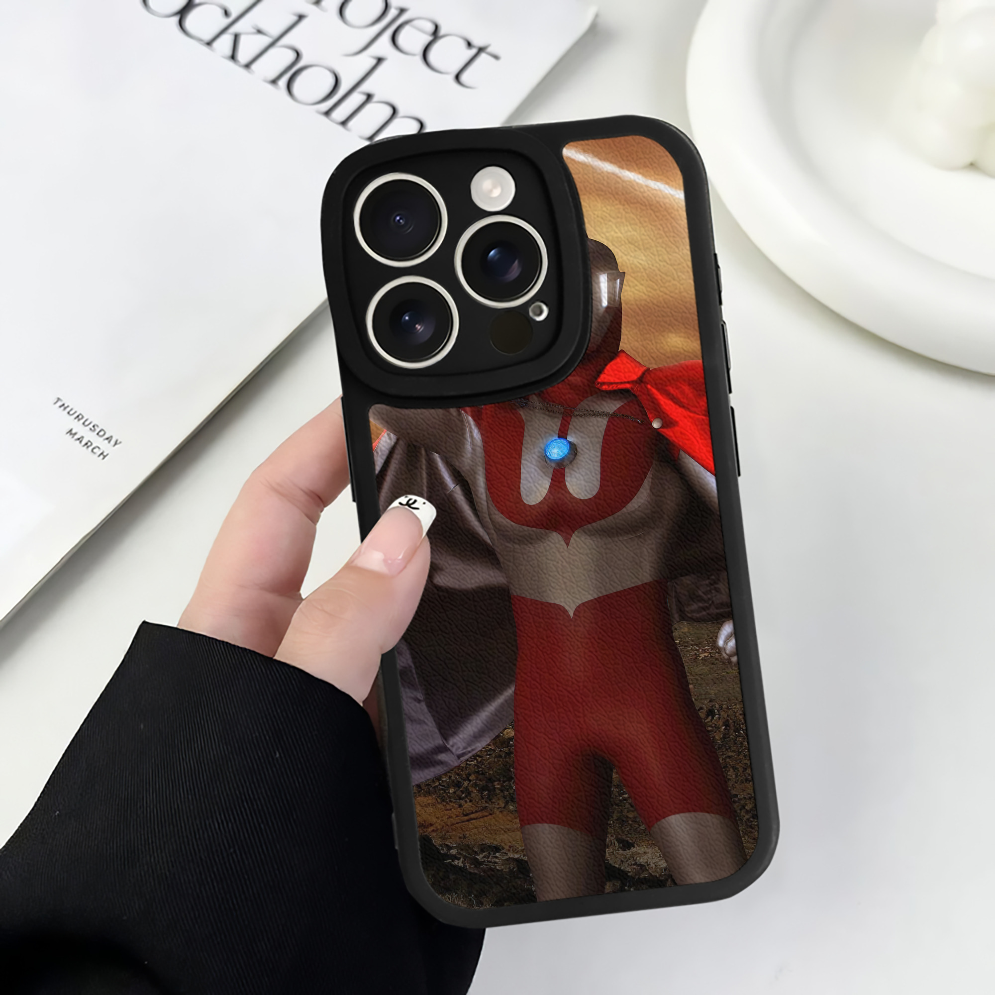 （画像用） ウルトラマン Ultraman 【iPhone 16シリーズ対応】シリコンスマホケース（レザー調） 材質：シリコン